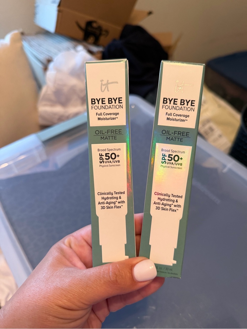 2 IT Cosmetics Bye Bye Foundation Oil-Free Matte Light & Neutral Medium